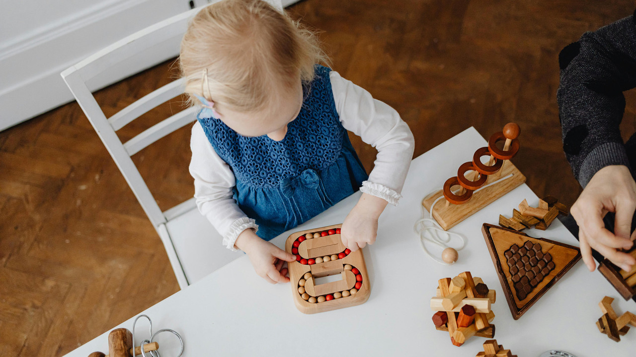 Professionnel de santé observant un jeune enfant en consultation de développement