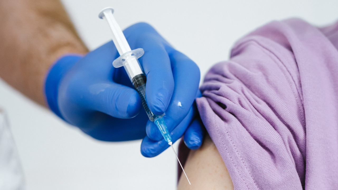 Professionnel de santé préparant une vaccination en cabinet
